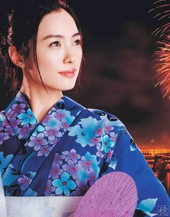 在接受《利物浦回声报》采访时，阿诺德谈到了关于英超争冠的话题，他表示现在谈论争冠还为时尚早，他同时表示自己享受在中场踢球。